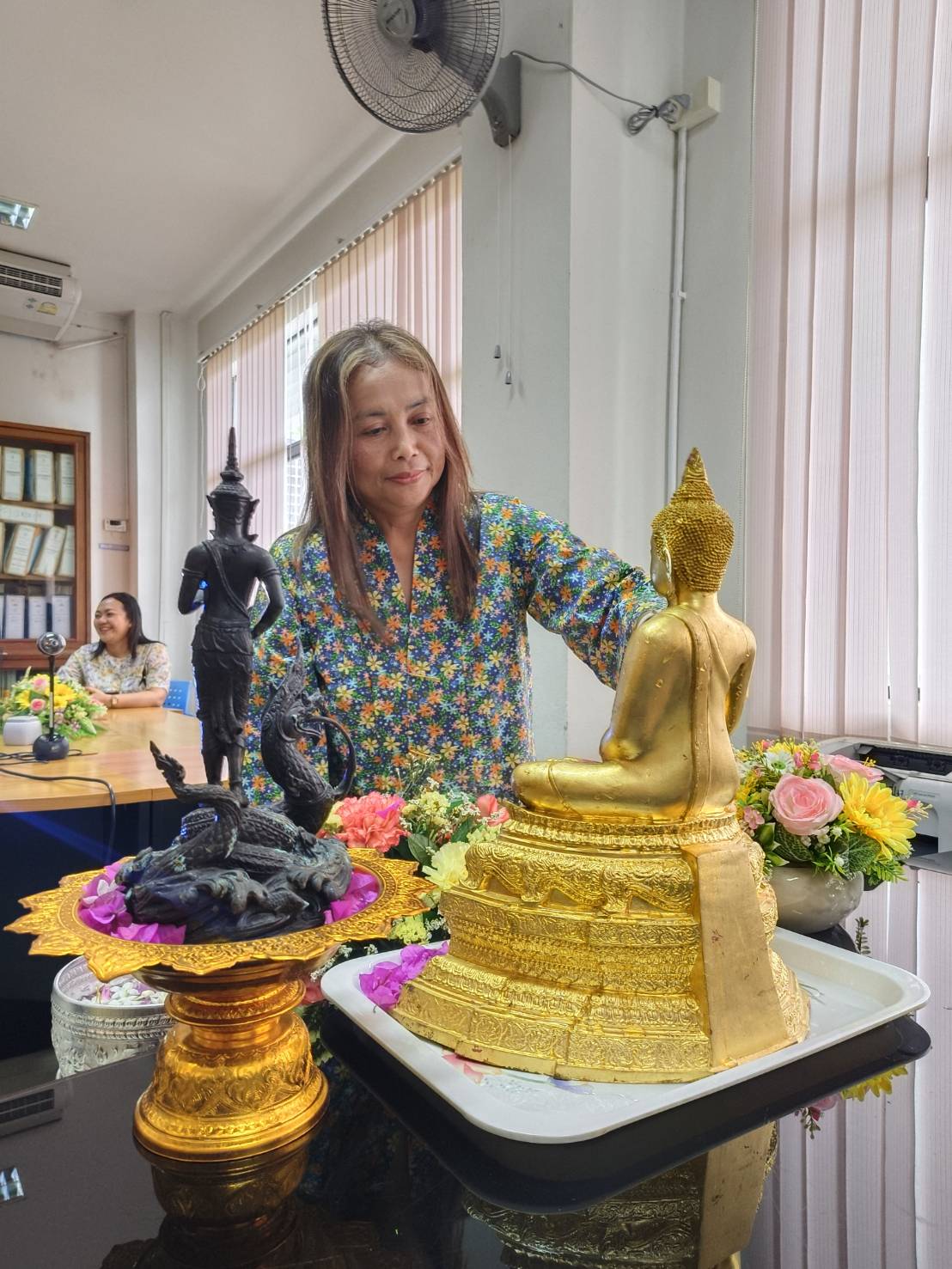 title - ส.ป.ก.สตูล ร่วมสรงน้ำพระพุทธรูป และรดน้ำขอพรผู้บริหาร ส.ป.ก. ผ่านออนไลน์ เนื่องในประเพณีวันสงกรานต์ ประจำปี 2569 บรรยากาศเต็มไปด้วยความชื่นมื่นชุ่มฉ่ำ